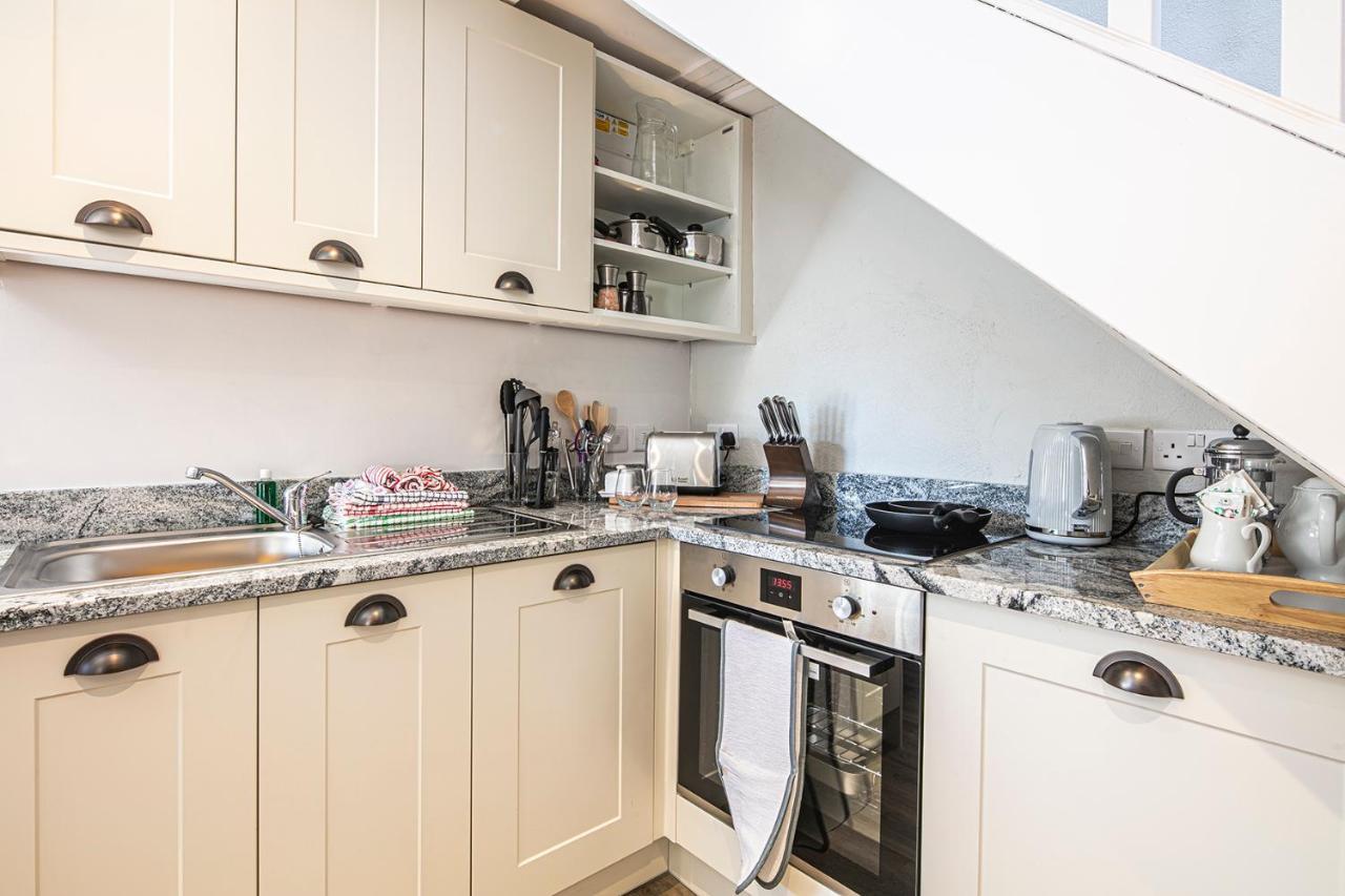 The Artists Loft - A Superb Cottage Sensitively Converted From A Grade II Listed 17Th Century Building Bakewell Exterior foto